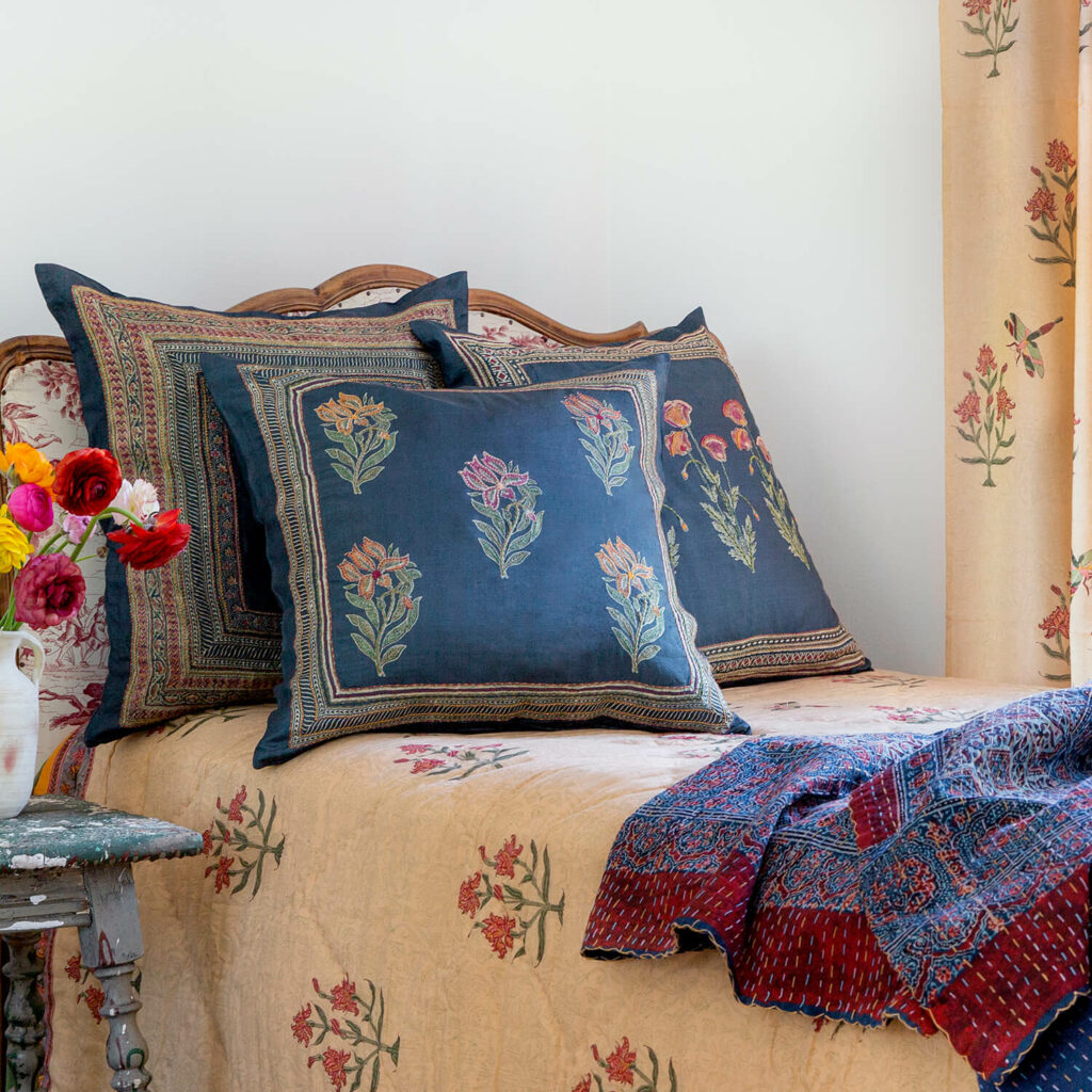 Holiday bedding ideas with pillows and quilt