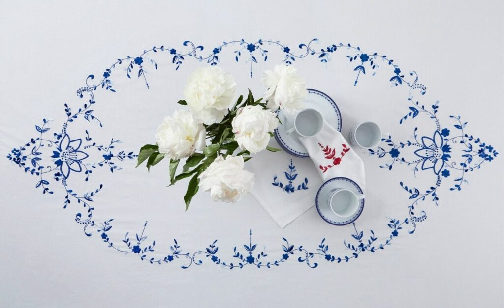 Holiday tablecloth with cups, napkins and flowers